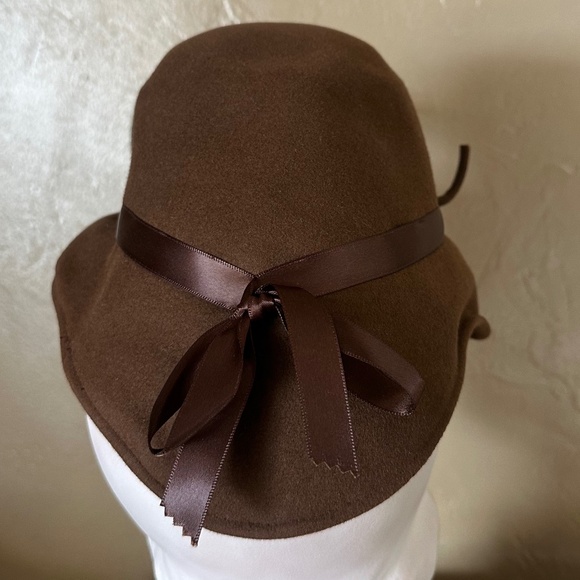SPLENDID 1940s\' BROWN FELT TILT HAT WITH SELF \
